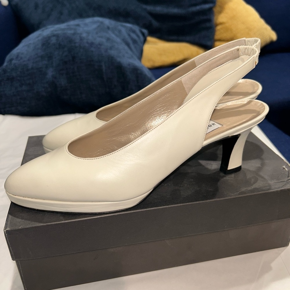White round heels. Low heel. Like brand new. All leather made in italy